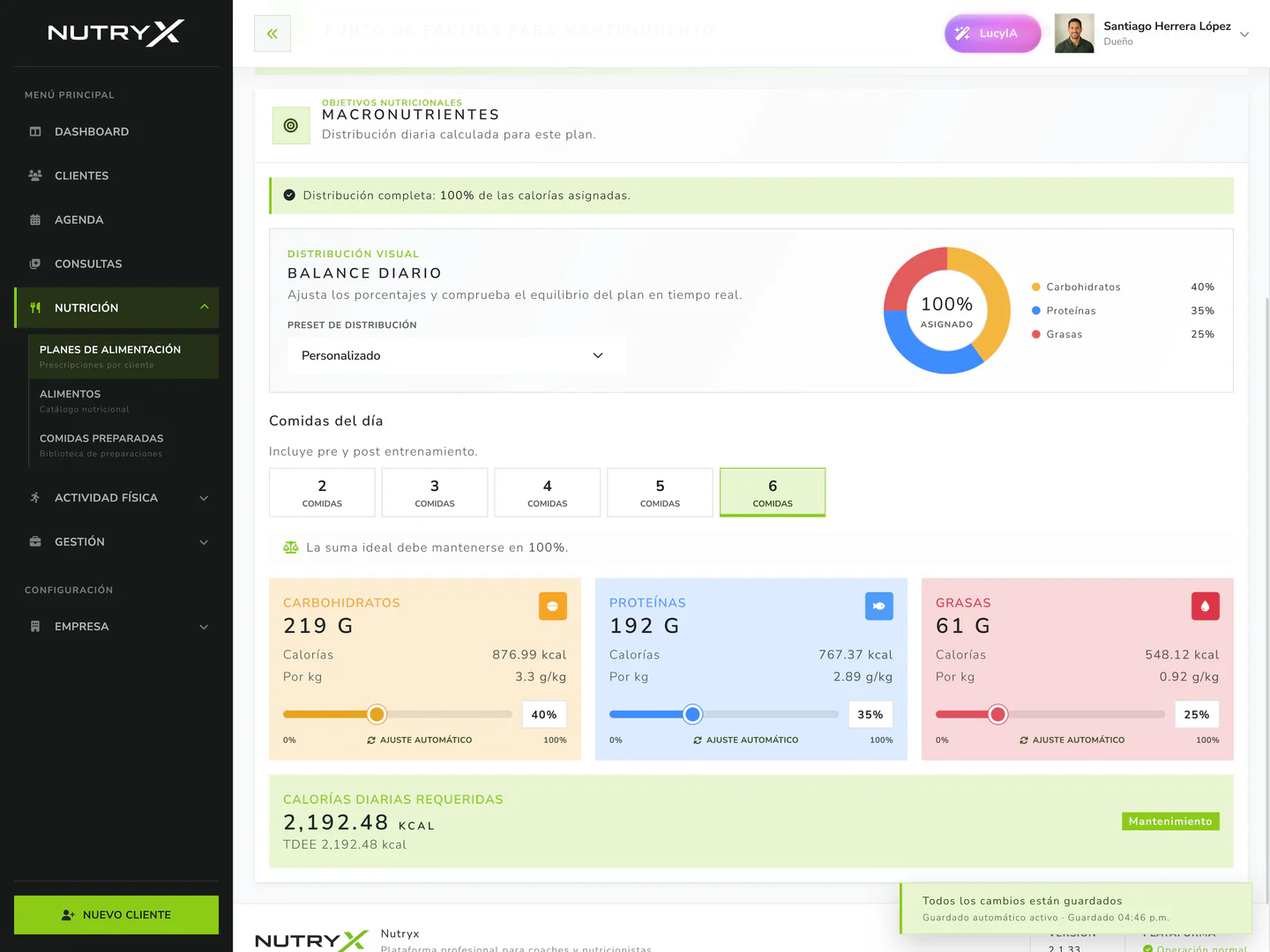 Distribución visual de macronutrientes y comidas del plan en Nutryx