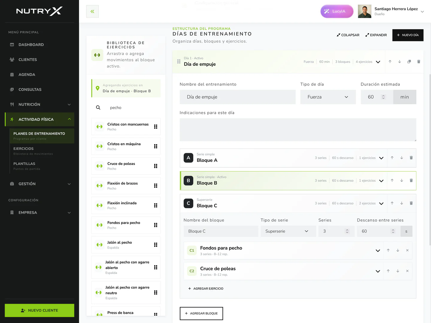 Constructor de planes de entrenamiento con días, bloques y ejercicios